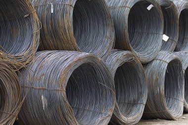 İnce metal takviye koyları metal ürünler depoda içine yara