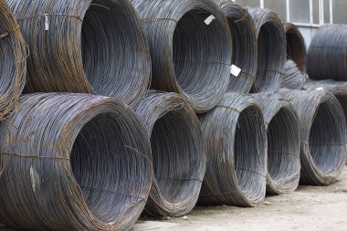 İnce metal takviye koyları metal ürünler depoda içine yara