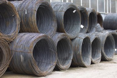 İnce metal takviye koyları metal ürünler depoda içine yara