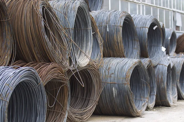 İnce metal takviye koyları metal ürünler depoda içine yara