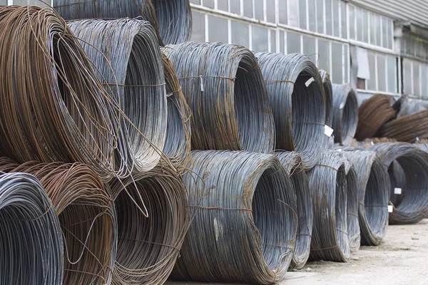 İnce metal takviye koyları metal ürünler depoda içine yara