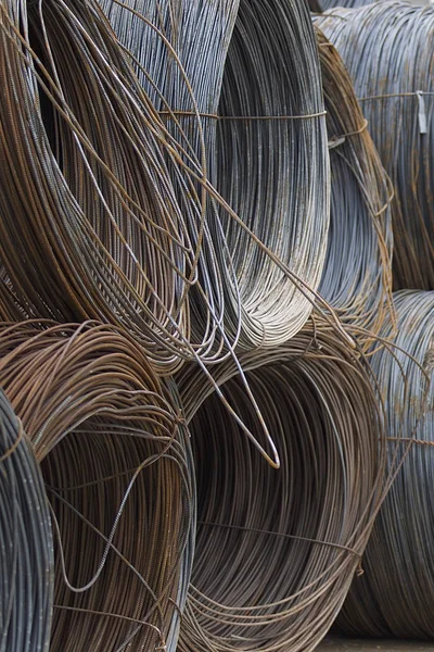 İnce metal takviye koyları metal ürünler depoda içine yara