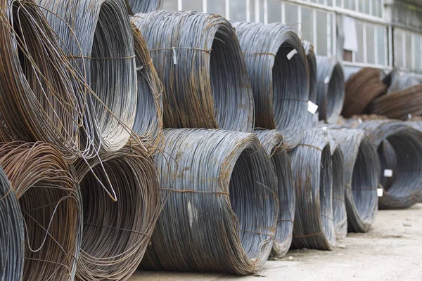 İnce metal takviye koyları metal ürünler depoda içine yara