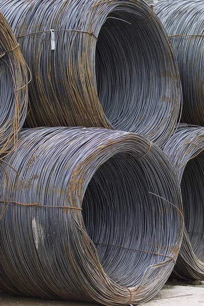 İnce metal takviye koyları metal ürünler depoda içine yara