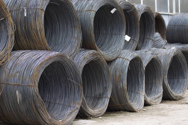 İnce metal takviye koyları metal ürünler depoda içine yara