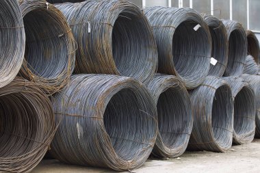 İnce metal takviye koyları metal ürünler depoda içine yara