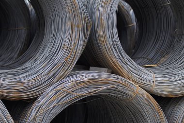 İnce metal takviye koyları metal ürünler depoda içine yara