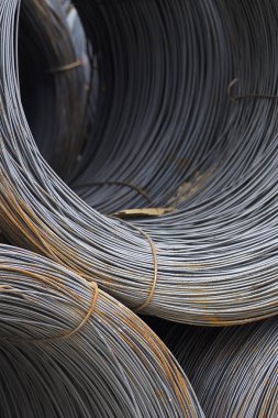 İnce metal takviye koyları metal ürünler depoda içine yara