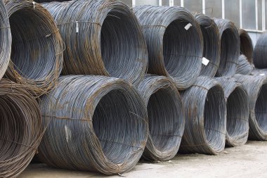 İnce metal takviye koyları metal ürünler depoda içine yara