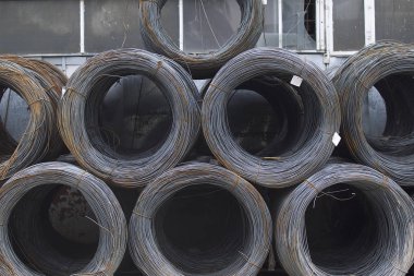 İnce metal takviye koyları metal ürünler depoda içine yara