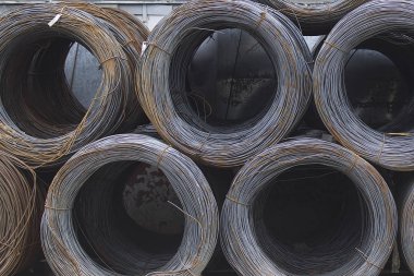 İnce metal takviye koyları metal ürünler depoda içine yara