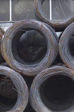 İnce metal takviye koyları metal ürünler depoda içine yara