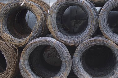 İnce metal takviye koyları metal ürünler depoda içine yara