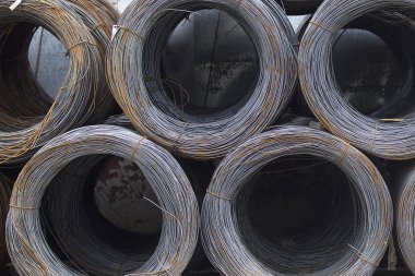 İnce metal takviye koyları metal ürünler depoda içine yara