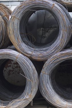 İnce metal takviye koyları metal ürünler depoda içine yara