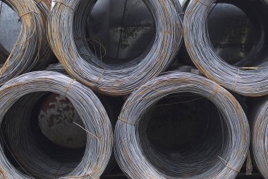 İnce metal takviye koyları metal ürünler depoda içine yara