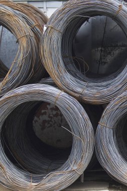 İnce metal takviye koyları metal ürünler depoda içine yara