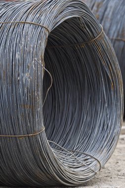 İnce metal takviye koyları metal ürünler depoda içine yara