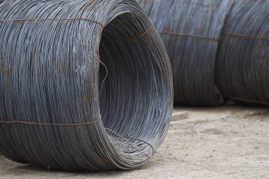 İnce metal takviye koyları metal ürünler depoda içine yara