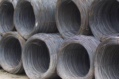 İnce metal takviye koyları metal ürünler depoda içine yara