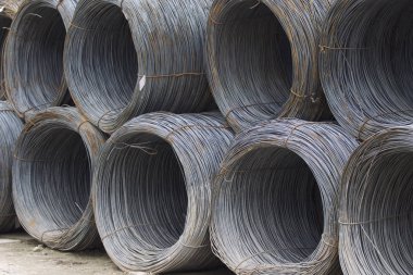 İnce metal takviye koyları metal ürünler depoda içine yara