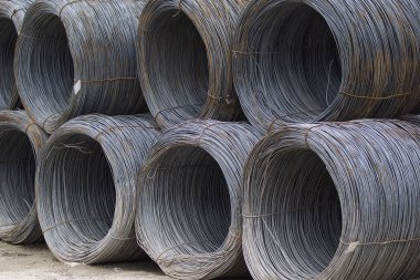 İnce metal takviye koyları metal ürünler depoda içine yara