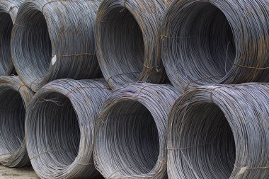 İnce metal takviye koyları metal ürünler depoda içine yara