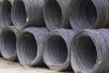 İnce metal takviye koyları metal ürünler depoda içine yara