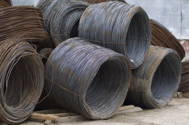 İnce metal takviye koyları metal ürünler depoda içine yara