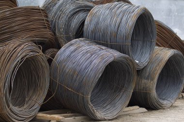 İnce metal takviye koyları metal ürünler depoda içine yara