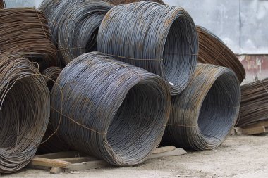 İnce metal takviye koyları metal ürünler depoda içine yara