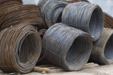 İnce metal takviye koyları metal ürünler depoda içine yara