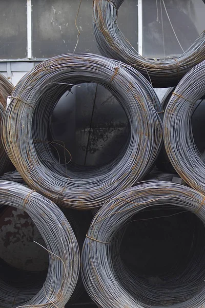 İnce metal takviye koyları metal ürünler depoda içine yara