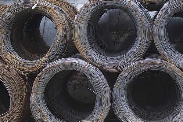 İnce metal takviye koyları metal ürünler depoda içine yara