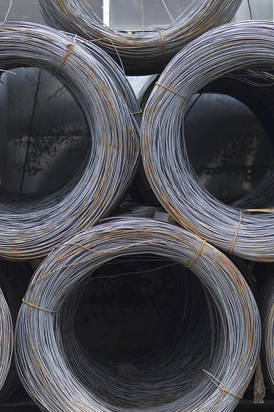 İnce metal takviye koyları metal ürünler depoda içine yara