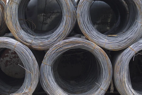 İnce metal takviye koyları metal ürünler depoda içine yara