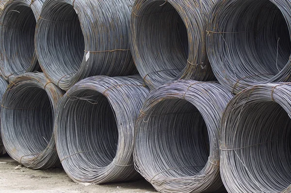 İnce metal takviye koyları metal ürünler depoda içine yara