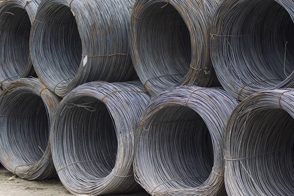 İnce metal takviye koyları metal ürünler depoda içine yara