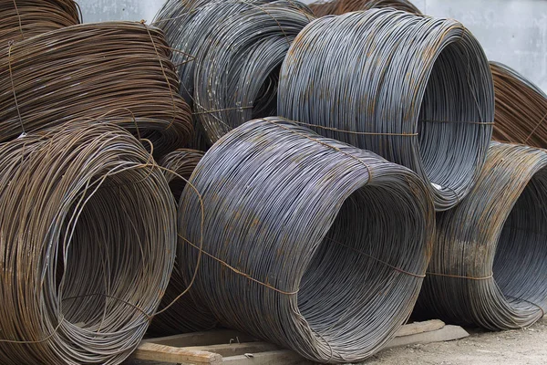 İnce metal takviye koyları metal ürünler depoda içine yara