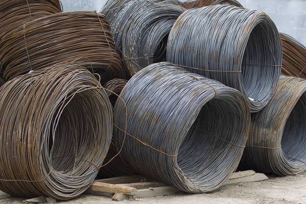 İnce metal takviye koyları metal ürünler depoda içine yara