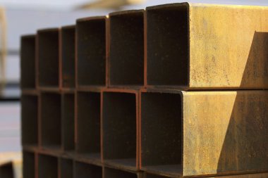 Metal ürünleri, Rusya depodaki paketlerine dikdörtgen kesit metal profil boru