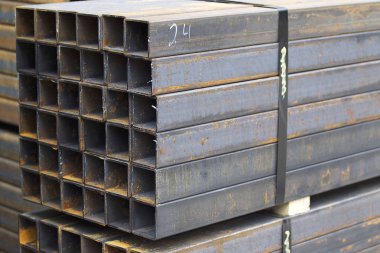 Metal ürünler deposundaki paketlerde dikdörtgen kesitlerin metal profil borusu