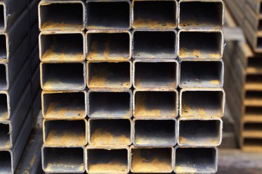 Metal ürünler deposundaki paketlerde dikdörtgen kesitlerin metal profil borusu