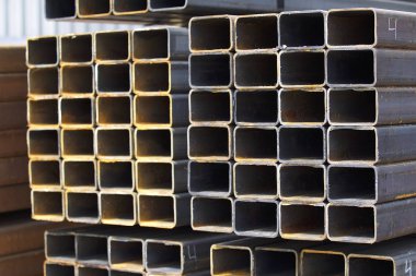 Metal ürünler deposundaki paketlerde dikdörtgen kesitlerin metal profil borusu