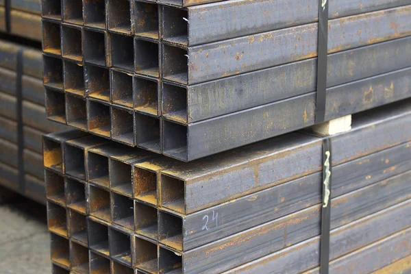 Metal ürünler deposundaki paketlerde dikdörtgen kesitlerin metal profil borusu — Stok fotoğraf