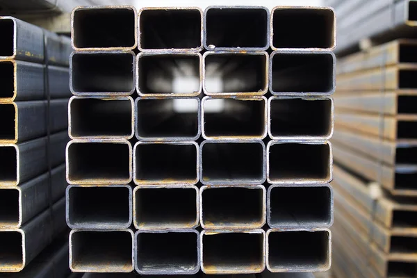 Metal ürünler deposundaki paketlerde dikdörtgen kesitlerin metal profil borusu