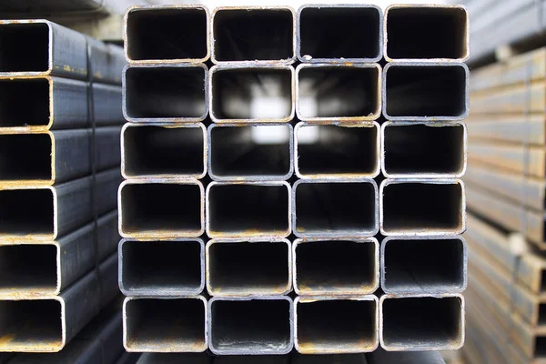 Metal ürünler deposundaki paketlerde dikdörtgen kesitlerin metal profil borusu