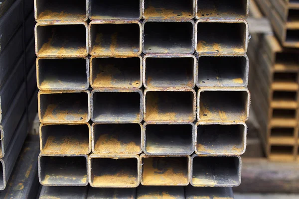 Metal ürünler deposundaki paketlerde dikdörtgen kesitlerin metal profil borusu