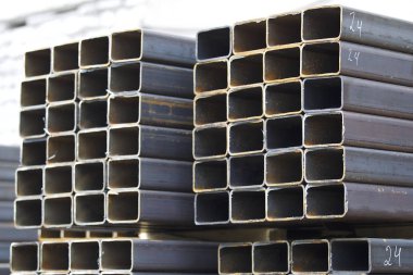 Metal ürünler deposundaki paketlerde dikdörtgen kesitlerin metal profil borusu