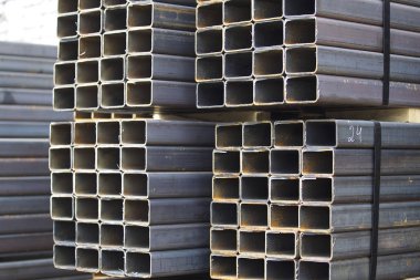 Metal ürünler deposundaki paketlerde dikdörtgen kesitlerin metal profil borusu